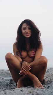 Zeynep Bastik feet photo thumbnail