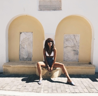Zeynep Bastik feet photo thumbnail