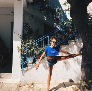 Zeynep Bastik feet photo thumbnail