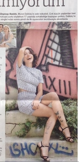 Zeynep Bastik feet photo thumbnail