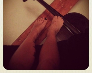 Zeynep Bastik feet photo thumbnail