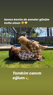 Zeynep Bastik feet photo thumbnail