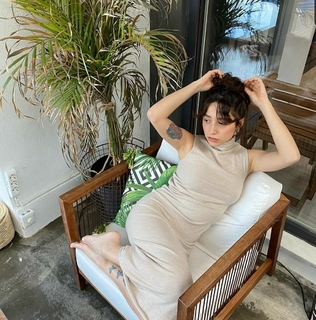 Zeynep Bastik feet photo thumbnail