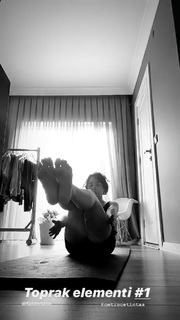 Zeynep Bastik feet photo thumbnail