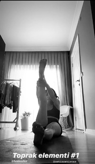 Zeynep Bastik feet photo thumbnail