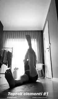 Zeynep Bastik feet photo thumbnail
