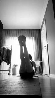 Zeynep Bastik feet photo thumbnail