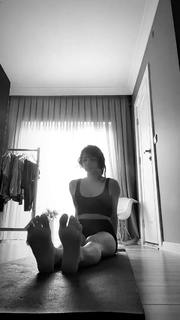 Zeynep Bastik feet photo thumbnail