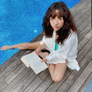 Zeynep Bastik feet photo thumbnail