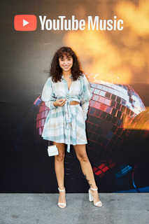 Zeynep Bastik feet photo thumbnail