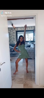 Zeynep Bastik feet photo thumbnail