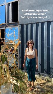 Zeynep Bastik feet photo thumbnail