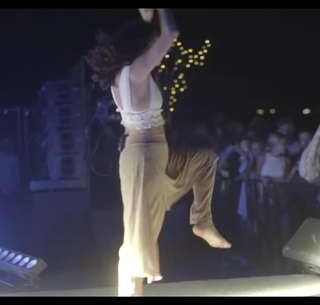 Zeynep Bastik feet photo thumbnail