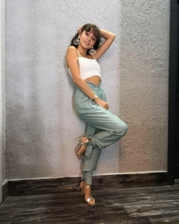 Zeynep Bastik feet photo thumbnail