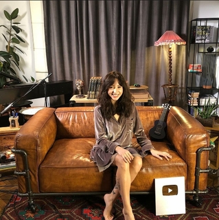 Zeynep Bastik feet photo thumbnail