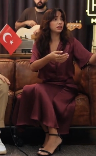 Zeynep Bastik feet photo thumbnail