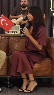 Zeynep Bastik feet photo thumbnail