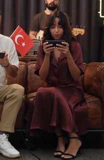 Zeynep Bastik feet photo thumbnail