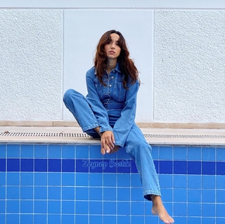 Zeynep Bastik feet photo thumbnail