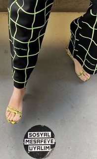 Zeynep Bastik feet photo thumbnail