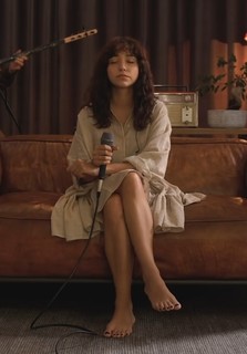 Zeynep Bastik feet photo thumbnail