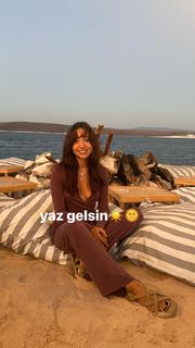 Zeynep Bastik feet photo thumbnail