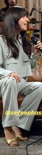 Zeynep Bastik feet photo thumbnail