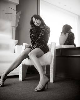 Zeynep Bastik feet photo thumbnail