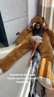 Zeynep Bastik feet photo thumbnail