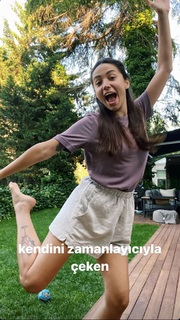 Zeynep Bastik feet photo thumbnail