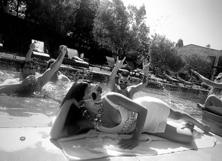 Zeynep Bastik feet photo thumbnail