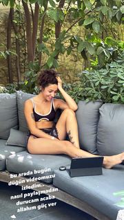 Zeynep Bastik feet photo thumbnail