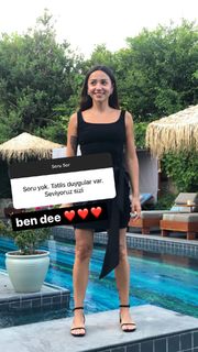 Zeynep Bastik feet photo thumbnail