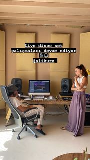 Zeynep Bastik feet photo thumbnail