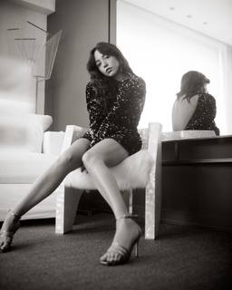 Zeynep Bastik feet photo thumbnail