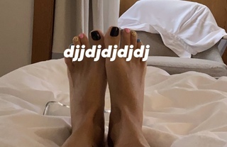 Zeynep Bastik feet photo thumbnail