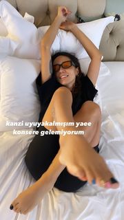 Zeynep Bastik feet photo thumbnail
