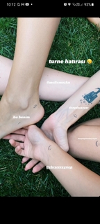 Zeynep Bastik feet photo thumbnail