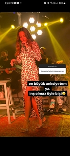 Zeynep Bastik feet photo thumbnail
