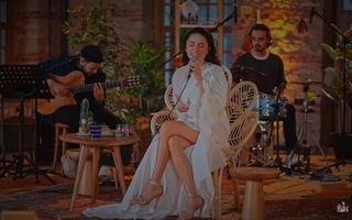 Zeynep Bastik feet photo thumbnail