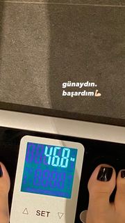 Zeynep Bastik feet photo thumbnail