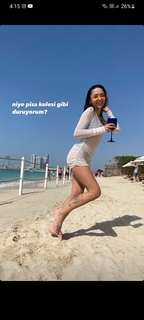 Zeynep Bastik feet photo thumbnail