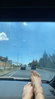 Zeynep Bastik feet photo thumbnail