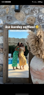 Zeynep Bastik feet photo thumbnail