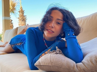 Zeynep Bastik feet photo thumbnail