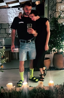 Zeynep Bastik feet photo thumbnail