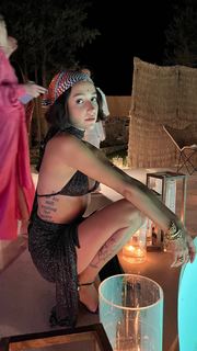 Zeynep Bastik feet photo thumbnail