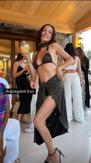 Zeynep Bastik feet photo thumbnail