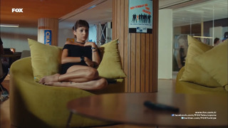 Zeynep Bastik feet photo thumbnail