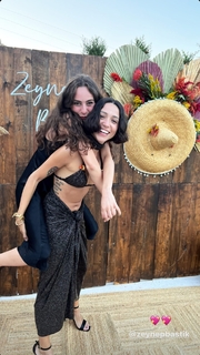 Zeynep Bastik feet photo thumbnail